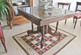 TAVOLO ITALIANO
In noce, allungabile, restaurato. cm. 115x115 (con allunghe cm. 115x230) 1400,00 €