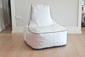 POUF MORBIDO in tessuto impermeabile bianco con cuciture a contrasto e tasche laterali 150,00€